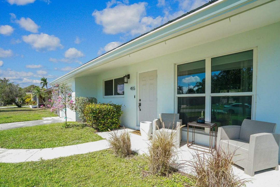 For Sale: $699,000 (2 beds, 1 baths, 1186 Square Feet)