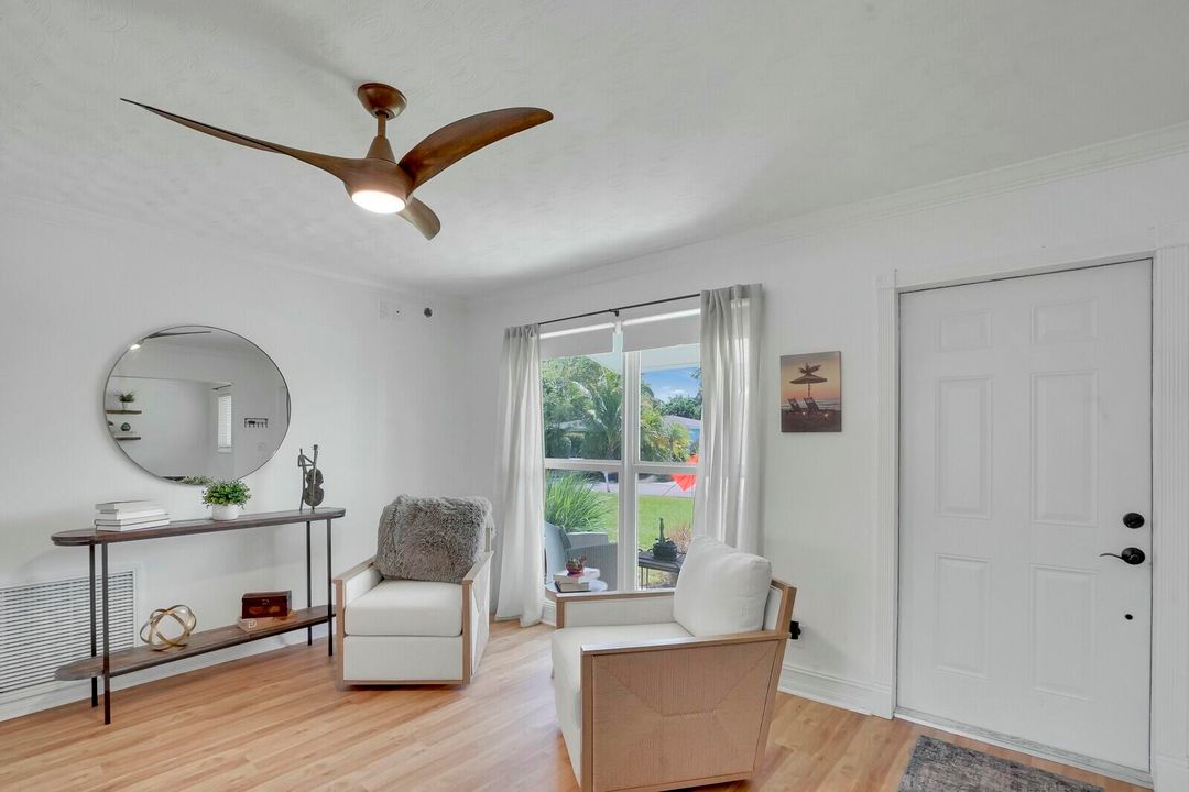 For Sale: $699,000 (2 beds, 1 baths, 1186 Square Feet)