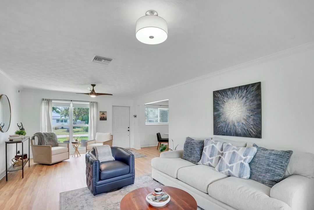 For Sale: $699,000 (2 beds, 1 baths, 1186 Square Feet)