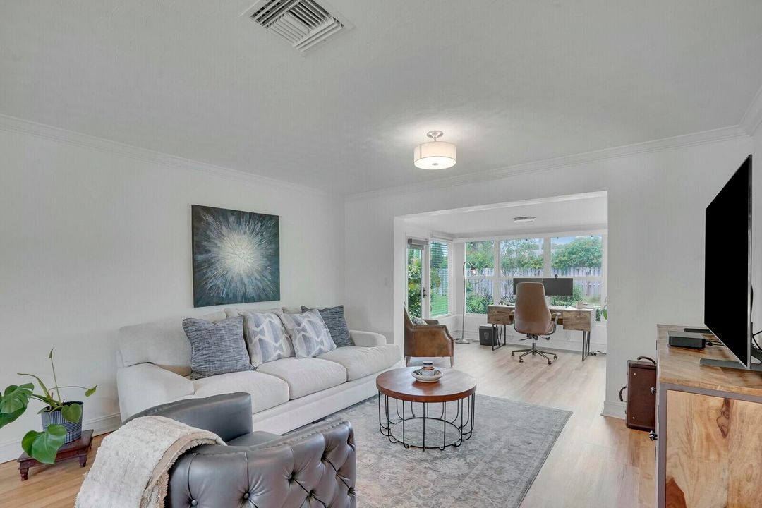 For Sale: $699,000 (2 beds, 1 baths, 1186 Square Feet)