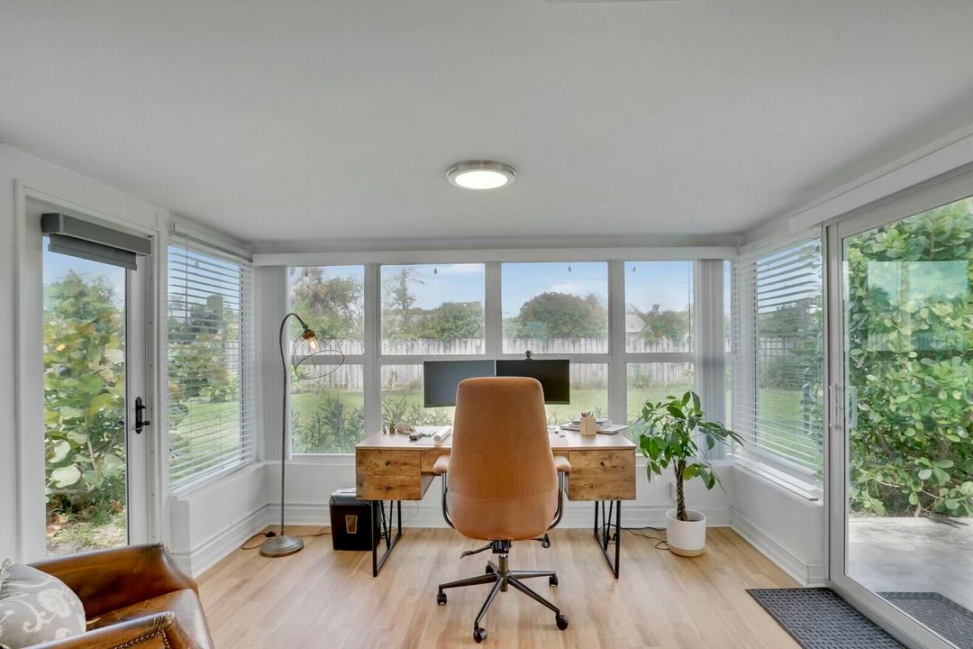 For Sale: $699,000 (2 beds, 1 baths, 1186 Square Feet)