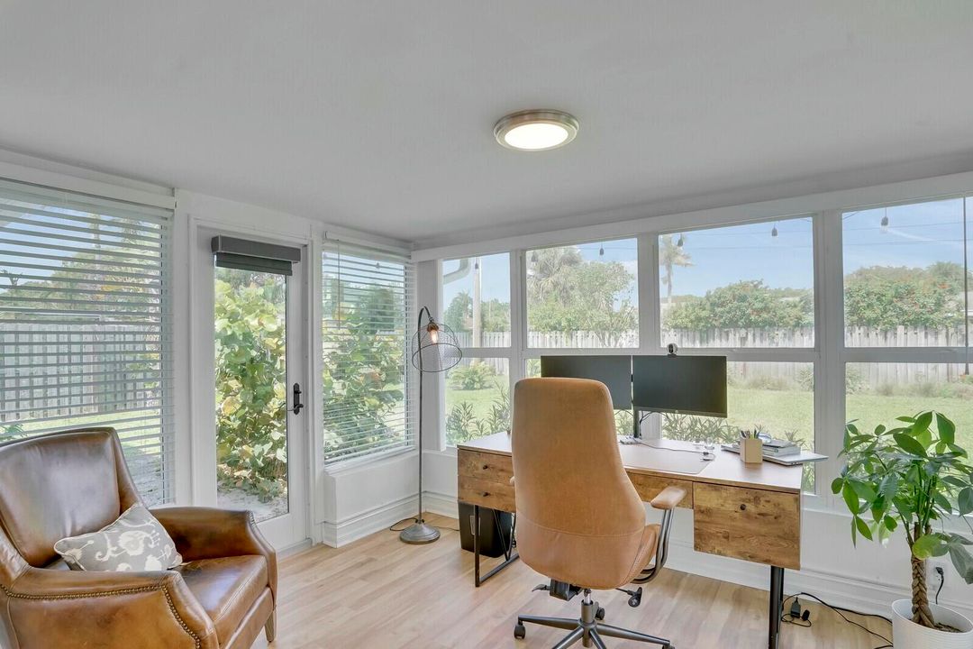 For Sale: $699,000 (2 beds, 1 baths, 1186 Square Feet)