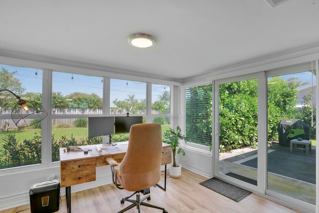 For Sale: $699,000 (2 beds, 1 baths, 1186 Square Feet)