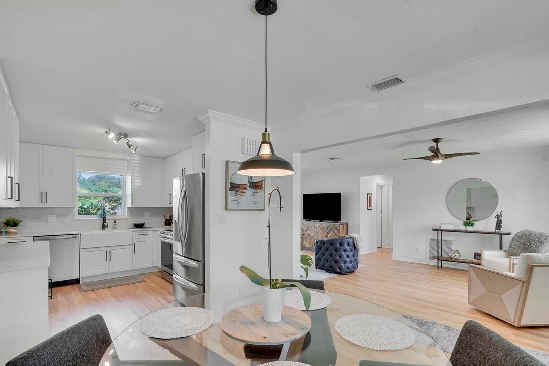 For Sale: $699,000 (2 beds, 1 baths, 1186 Square Feet)