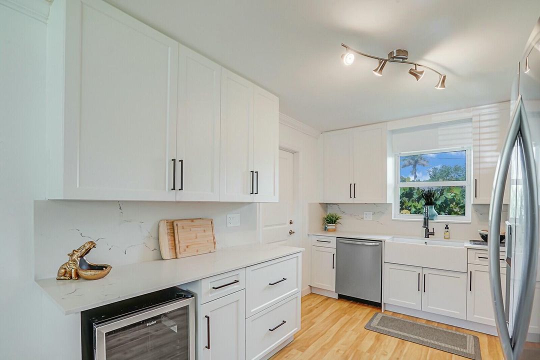 For Sale: $699,000 (2 beds, 1 baths, 1186 Square Feet)