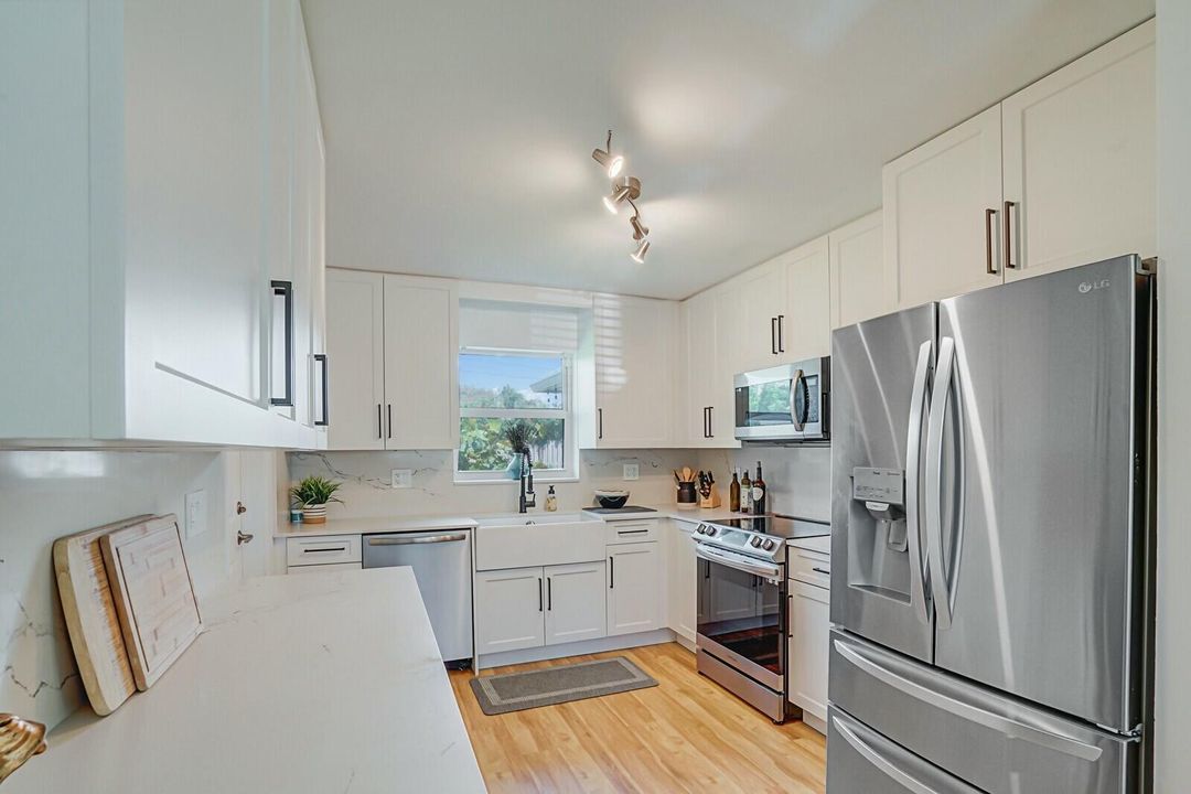 For Sale: $699,000 (2 beds, 1 baths, 1186 Square Feet)