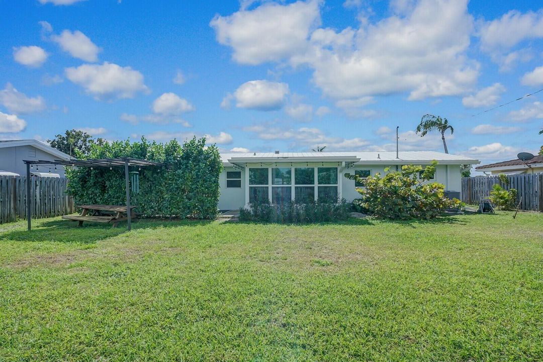 For Sale: $699,000 (2 beds, 1 baths, 1186 Square Feet)