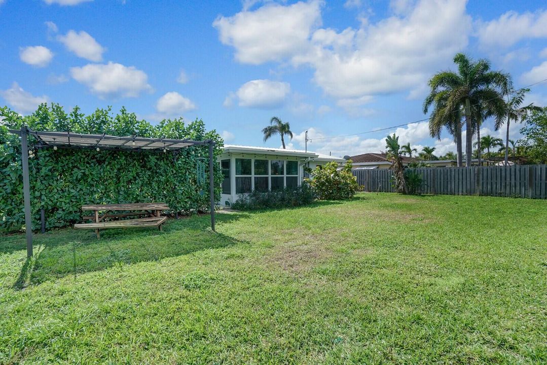 For Sale: $699,000 (2 beds, 1 baths, 1186 Square Feet)