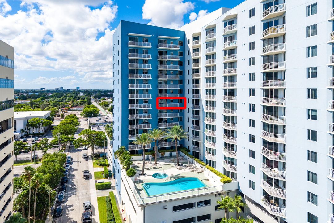 Active With Contract: $395,000 (1 beds, 1 baths, 933 Square Feet)