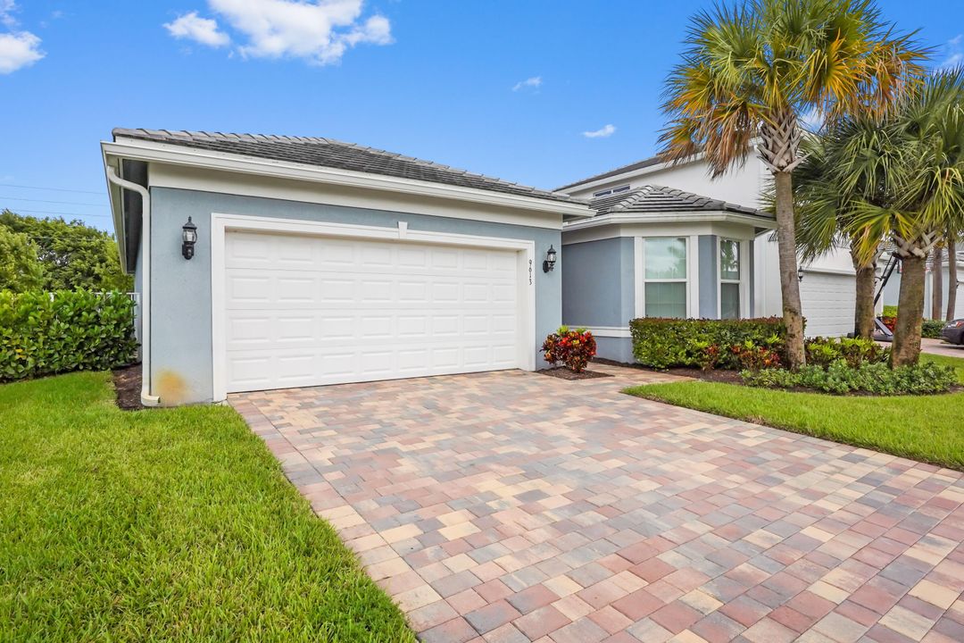 Под контрактом: $749,900 (3 спален, 2 ванн, 1979 Квадратных фут)