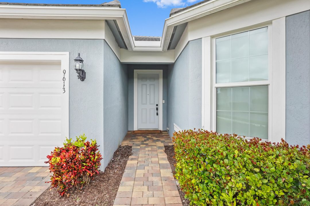 Под контрактом: $749,900 (3 спален, 2 ванн, 1979 Квадратных фут)