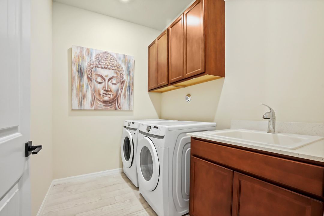 Под контрактом: $749,900 (3 спален, 2 ванн, 1979 Квадратных фут)