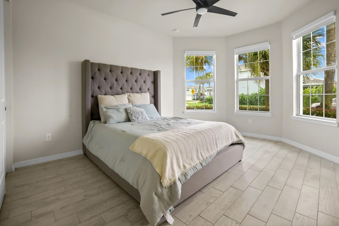 Под контрактом: $749,900 (3 спален, 2 ванн, 1979 Квадратных фут)