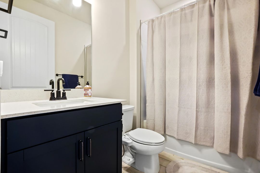 Под контрактом: $749,900 (3 спален, 2 ванн, 1979 Квадратных фут)