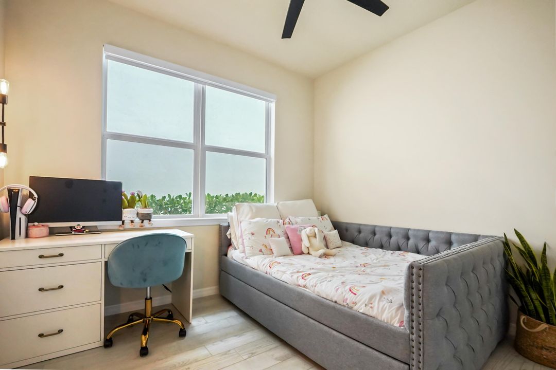 Под контрактом: $749,900 (3 спален, 2 ванн, 1979 Квадратных фут)