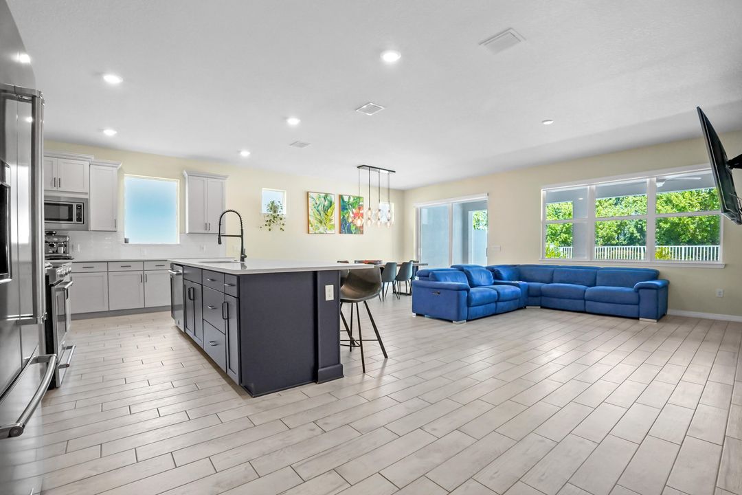 Под контрактом: $749,900 (3 спален, 2 ванн, 1979 Квадратных фут)