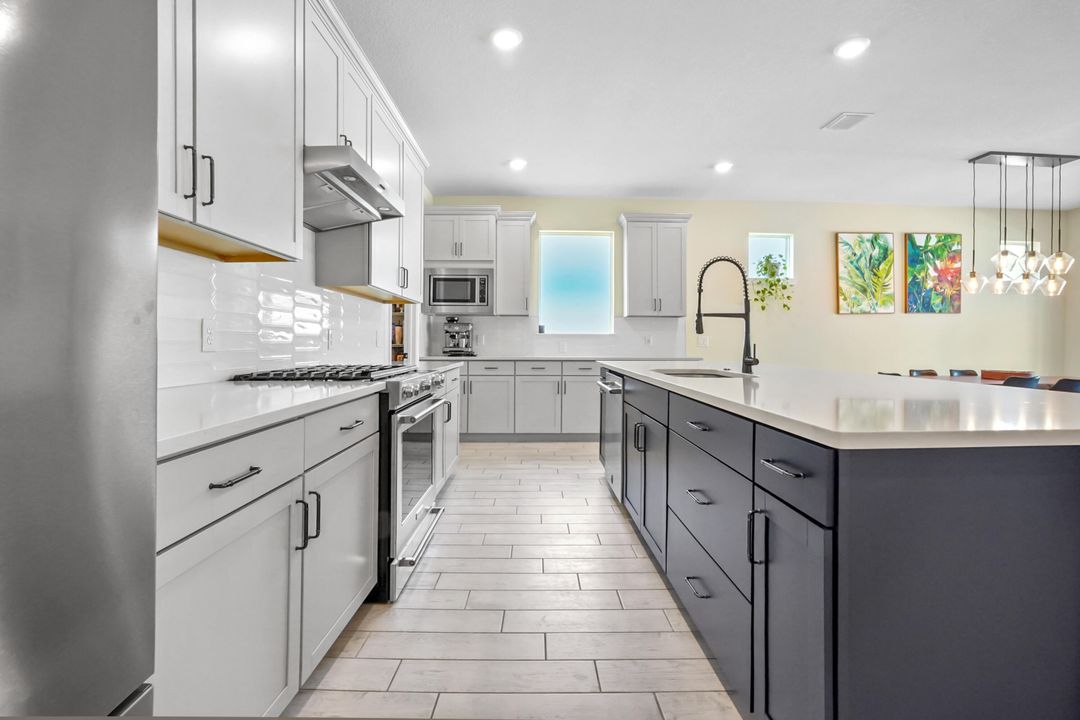 Под контрактом: $749,900 (3 спален, 2 ванн, 1979 Квадратных фут)