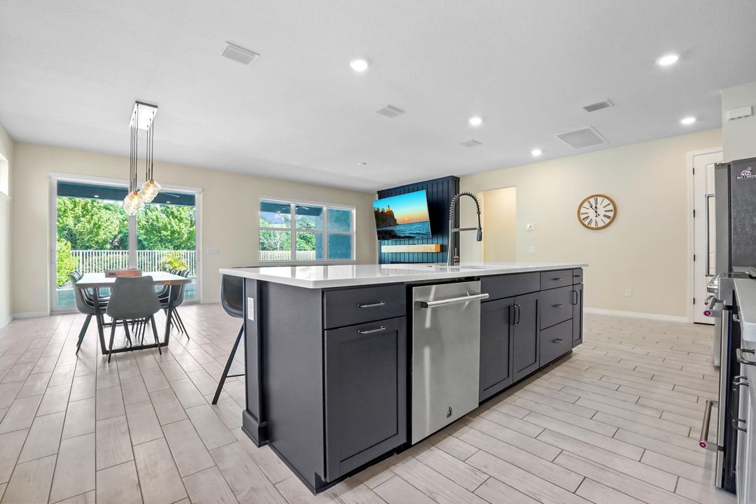 Под контрактом: $749,900 (3 спален, 2 ванн, 1979 Квадратных фут)