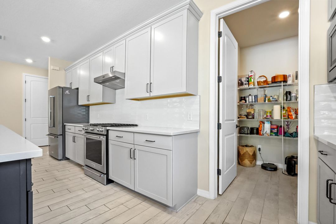 Под контрактом: $749,900 (3 спален, 2 ванн, 1979 Квадратных фут)