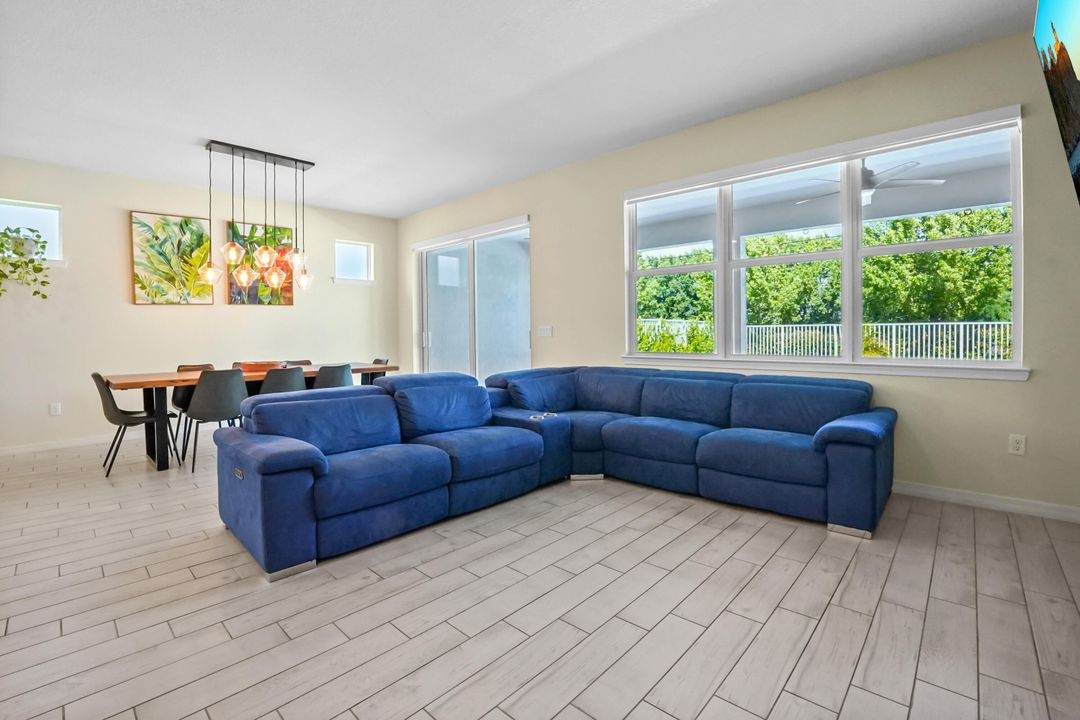 Под контрактом: $749,900 (3 спален, 2 ванн, 1979 Квадратных фут)