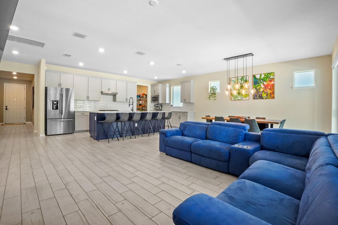 Под контрактом: $749,900 (3 спален, 2 ванн, 1979 Квадратных фут)