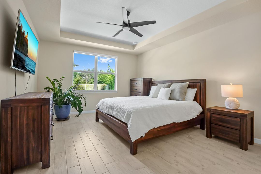 Под контрактом: $749,900 (3 спален, 2 ванн, 1979 Квадратных фут)