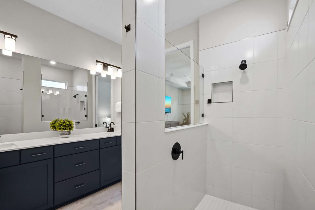 Под контрактом: $749,900 (3 спален, 2 ванн, 1979 Квадратных фут)