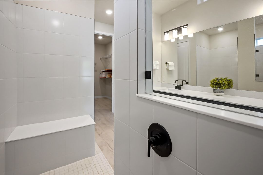 Под контрактом: $749,900 (3 спален, 2 ванн, 1979 Квадратных фут)