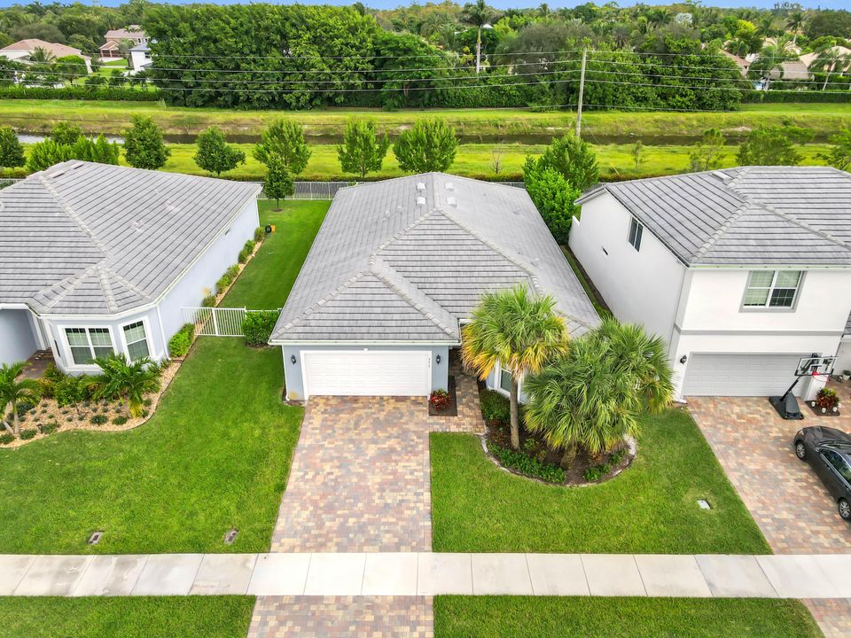 Под контрактом: $749,900 (3 спален, 2 ванн, 1979 Квадратных фут)