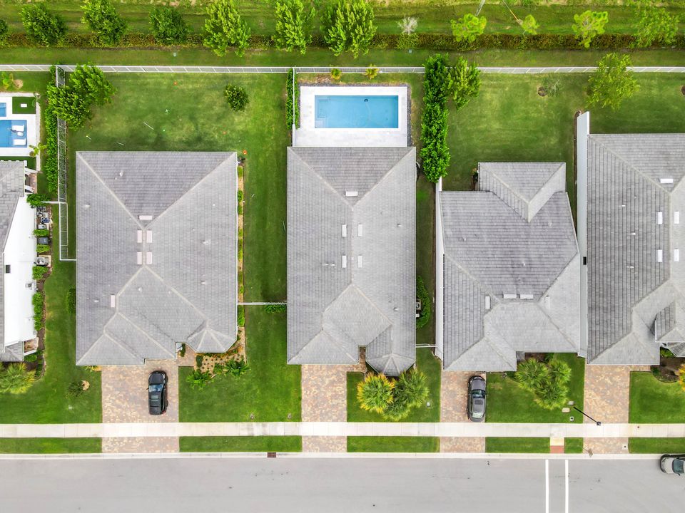 Под контрактом: $749,900 (3 спален, 2 ванн, 1979 Квадратных фут)