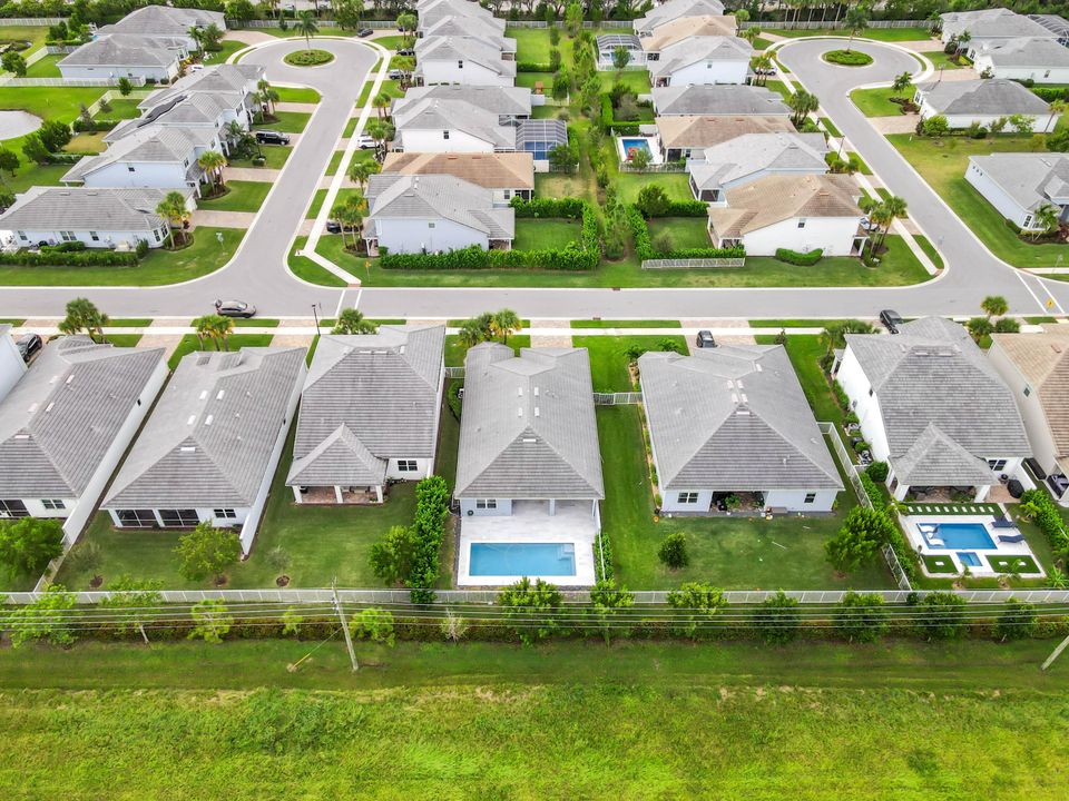 Под контрактом: $749,900 (3 спален, 2 ванн, 1979 Квадратных фут)