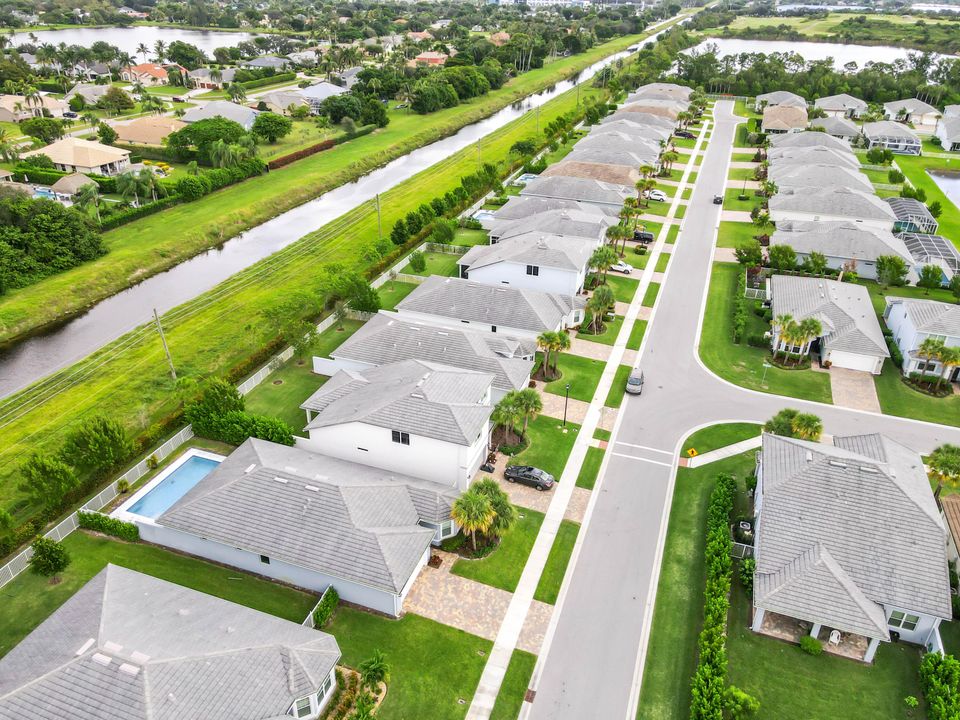 Под контрактом: $749,900 (3 спален, 2 ванн, 1979 Квадратных фут)