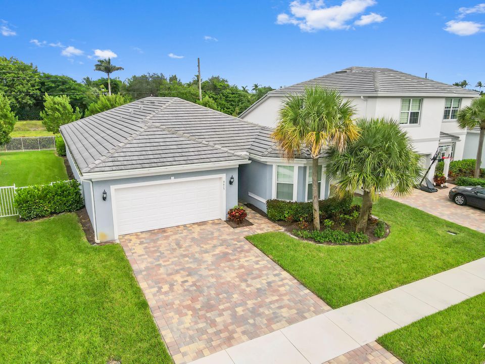 Под контрактом: $749,900 (3 спален, 2 ванн, 1979 Квадратных фут)