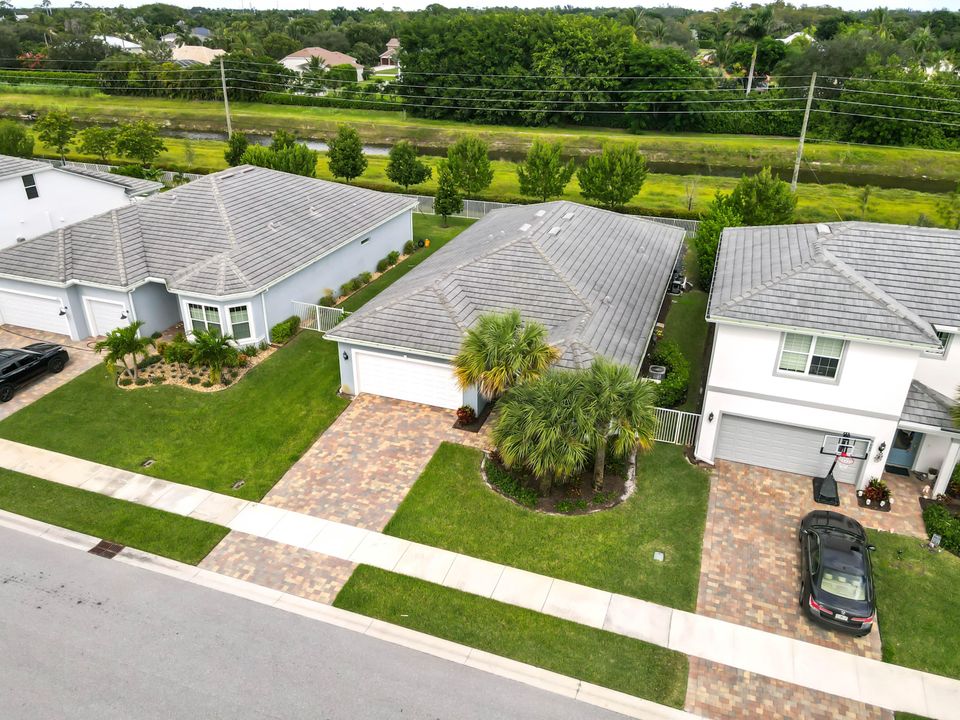 Под контрактом: $749,900 (3 спален, 2 ванн, 1979 Квадратных фут)