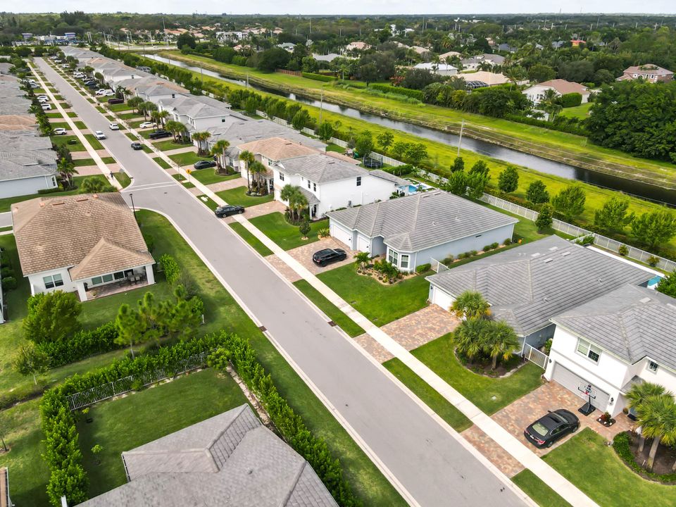 Под контрактом: $749,900 (3 спален, 2 ванн, 1979 Квадратных фут)