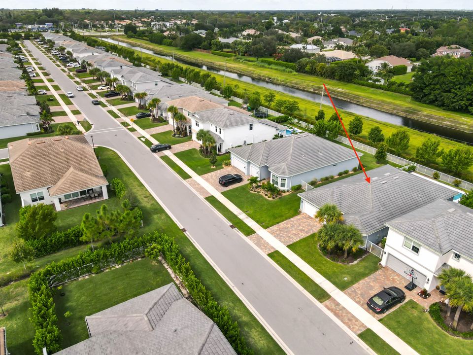 Под контрактом: $749,900 (3 спален, 2 ванн, 1979 Квадратных фут)