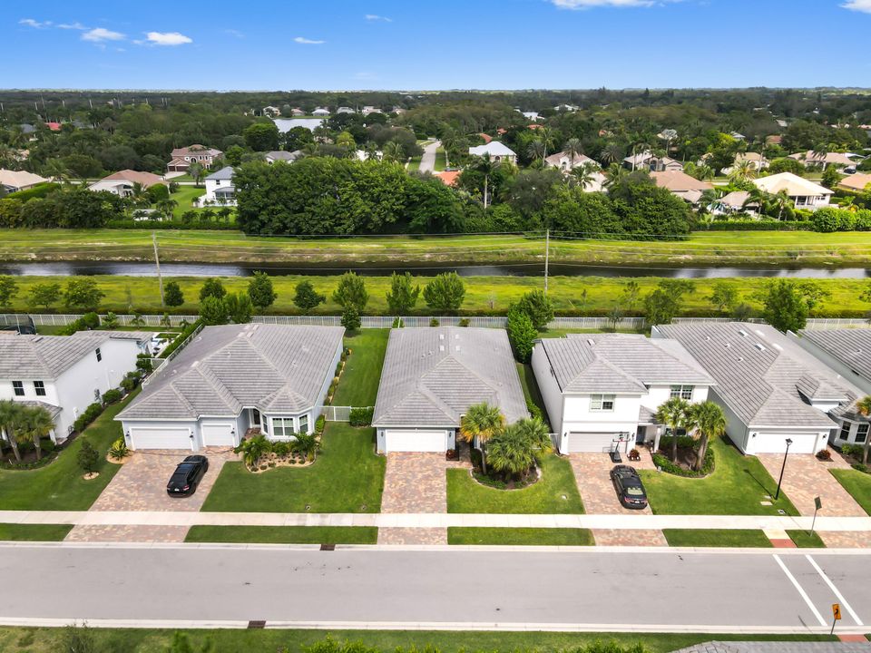 Под контрактом: $749,900 (3 спален, 2 ванн, 1979 Квадратных фут)