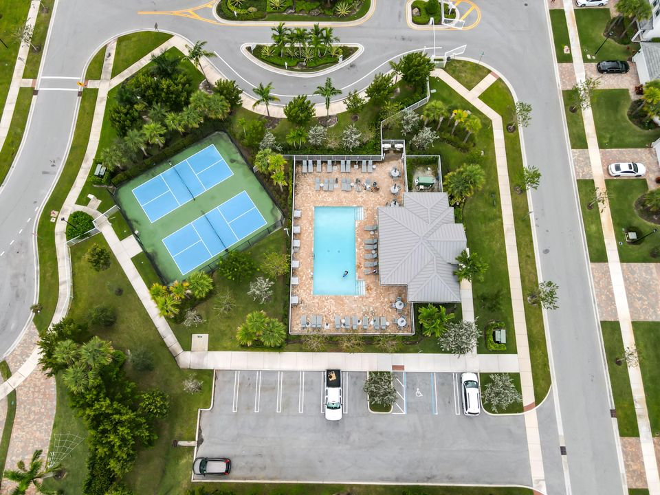 Под контрактом: $749,900 (3 спален, 2 ванн, 1979 Квадратных фут)