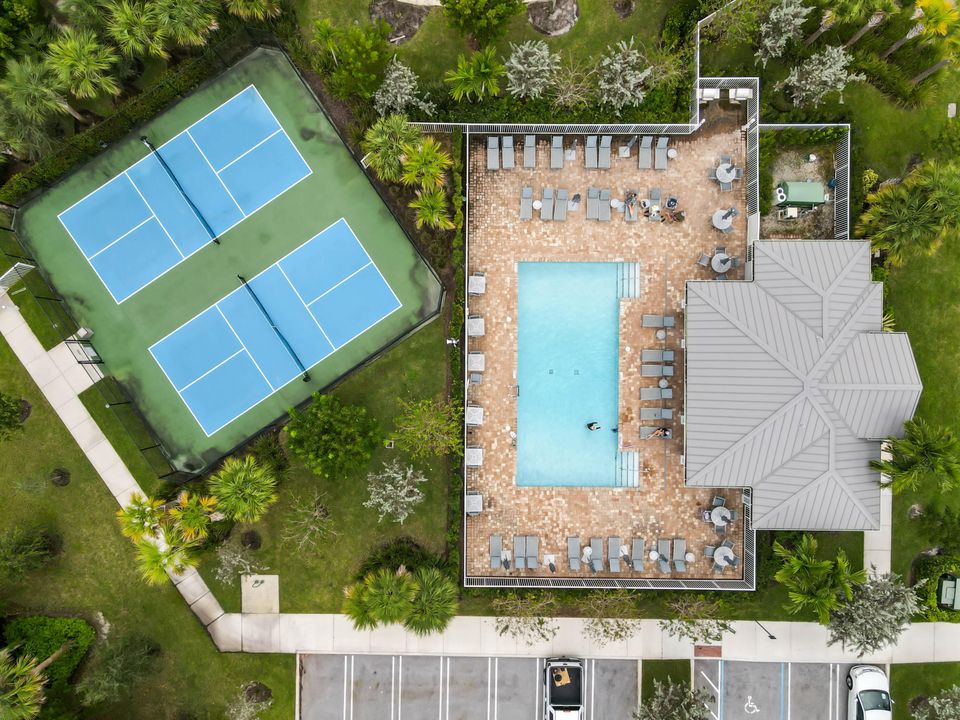 Под контрактом: $749,900 (3 спален, 2 ванн, 1979 Квадратных фут)