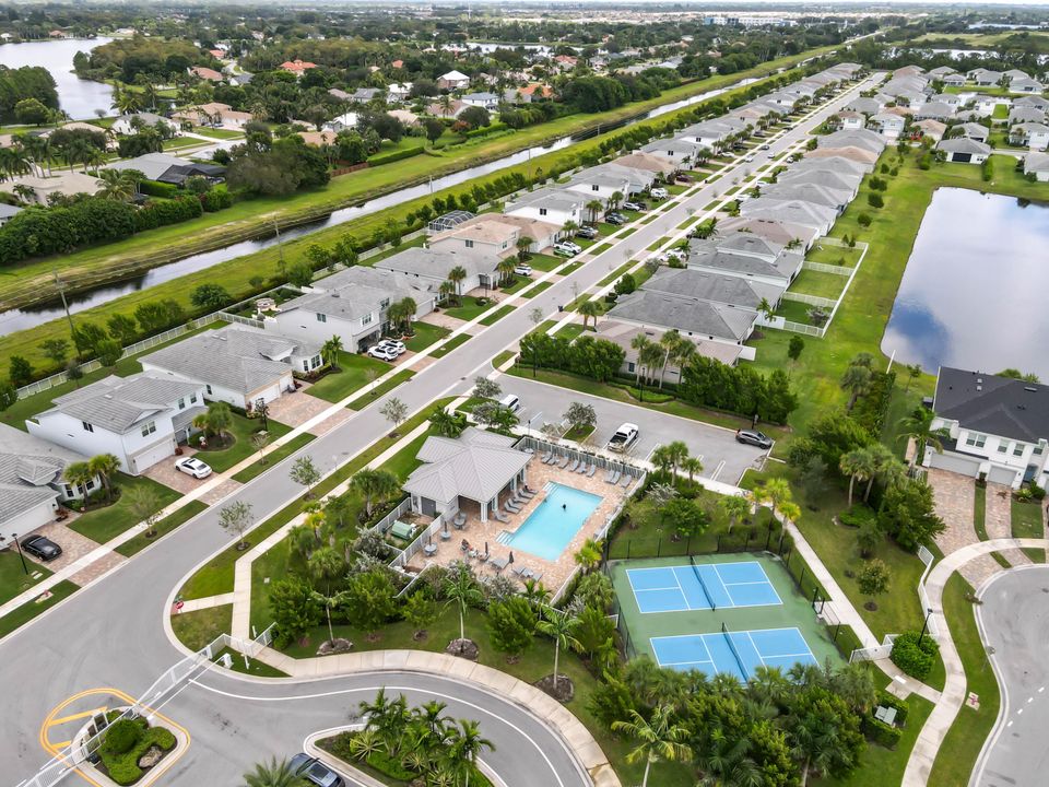 Под контрактом: $749,900 (3 спален, 2 ванн, 1979 Квадратных фут)