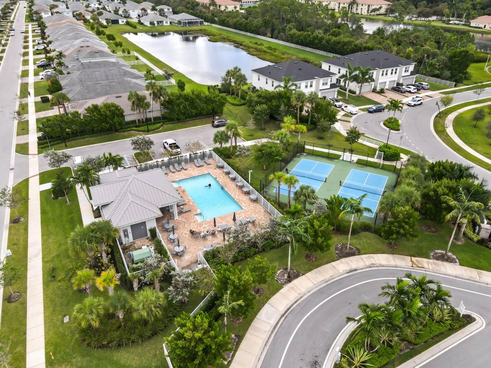 Под контрактом: $749,900 (3 спален, 2 ванн, 1979 Квадратных фут)