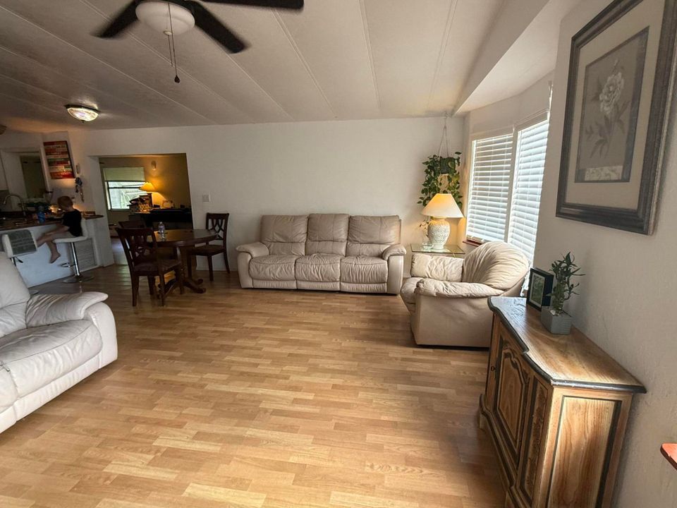 Active With Contract: $200,000 (2 beds, 2 baths, 1296 Square Feet)