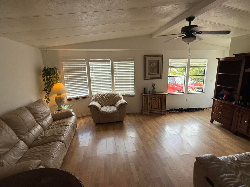 Active With Contract: $200,000 (2 beds, 2 baths, 1296 Square Feet)