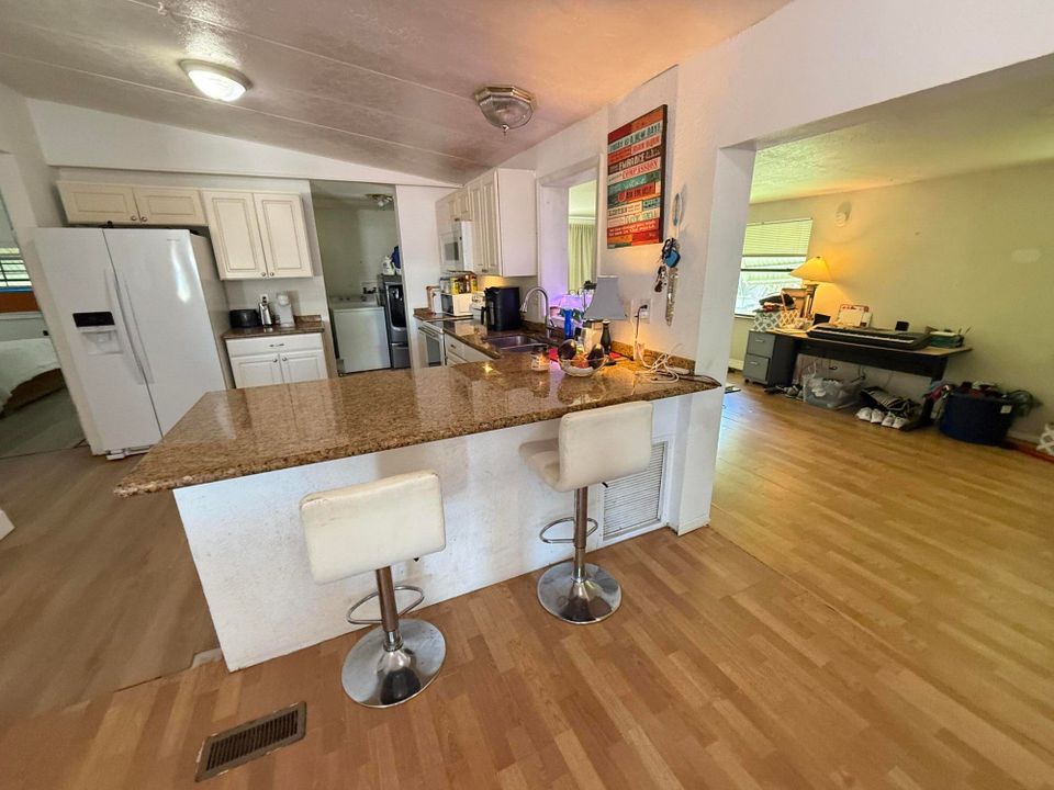 Active With Contract: $200,000 (2 beds, 2 baths, 1296 Square Feet)