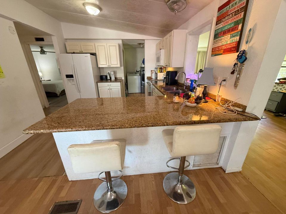 Active With Contract: $200,000 (2 beds, 2 baths, 1296 Square Feet)