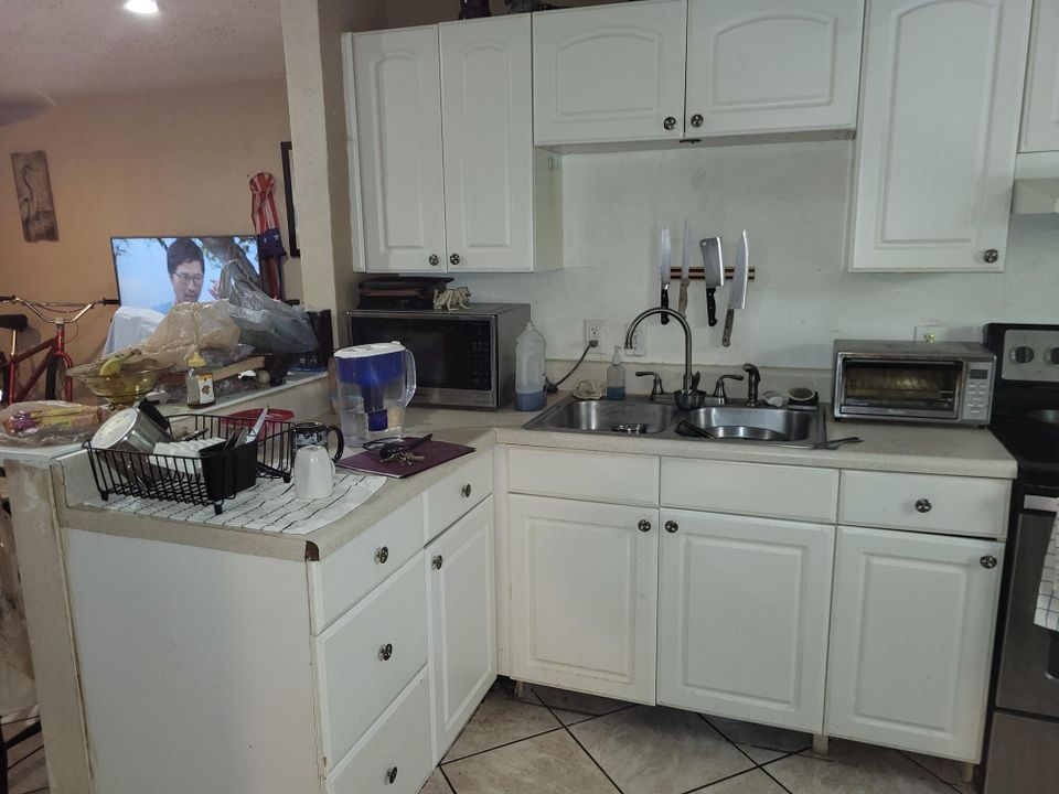 合同活跃: $325,000 (2 贝兹, 1 浴室, 941 平方英尺)