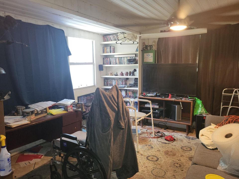 合同活跃: $325,000 (2 贝兹, 1 浴室, 941 平方英尺)