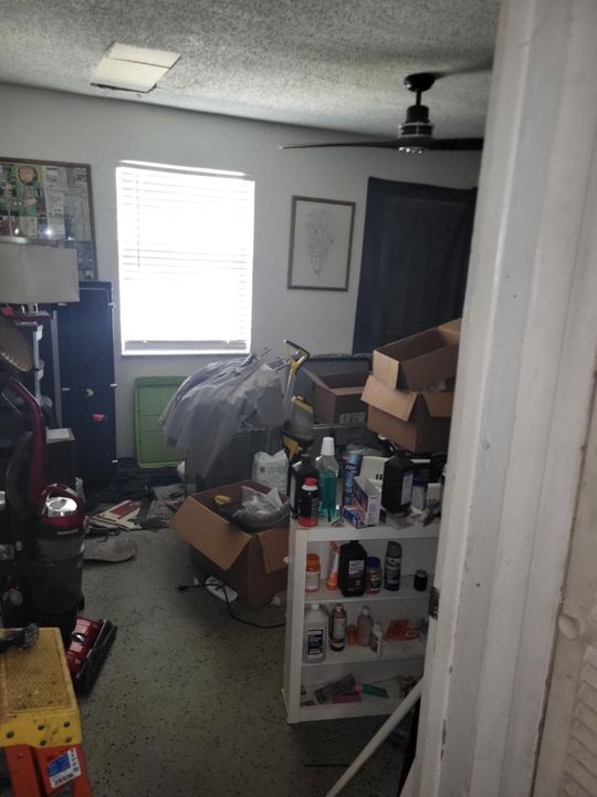 合同活跃: $325,000 (2 贝兹, 1 浴室, 941 平方英尺)