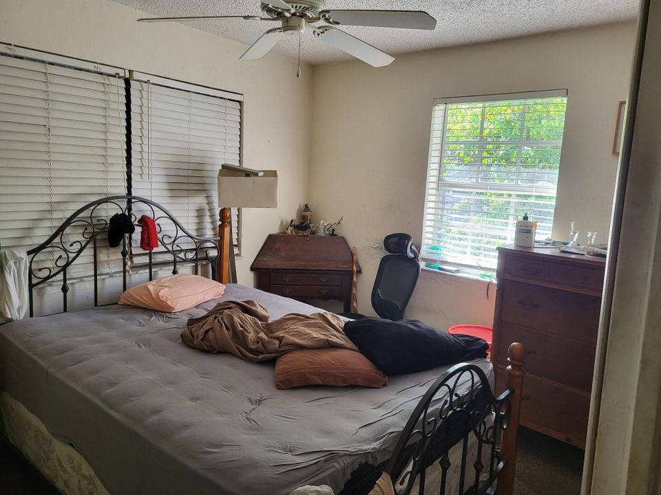 合同活跃: $325,000 (2 贝兹, 1 浴室, 941 平方英尺)