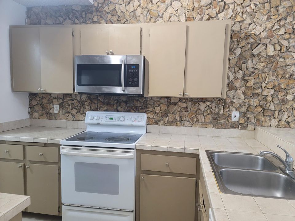 For Rent: $2,500 (3 beds, 2 baths, 1220 Square Feet)